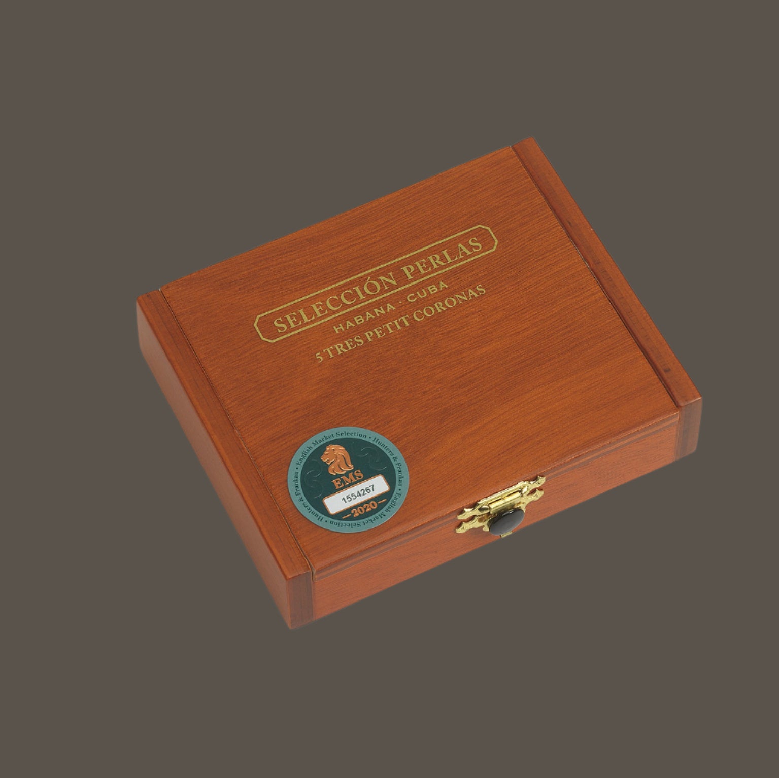 Wooden cigar box with 'Seleccion Perlas' branding on a white background
