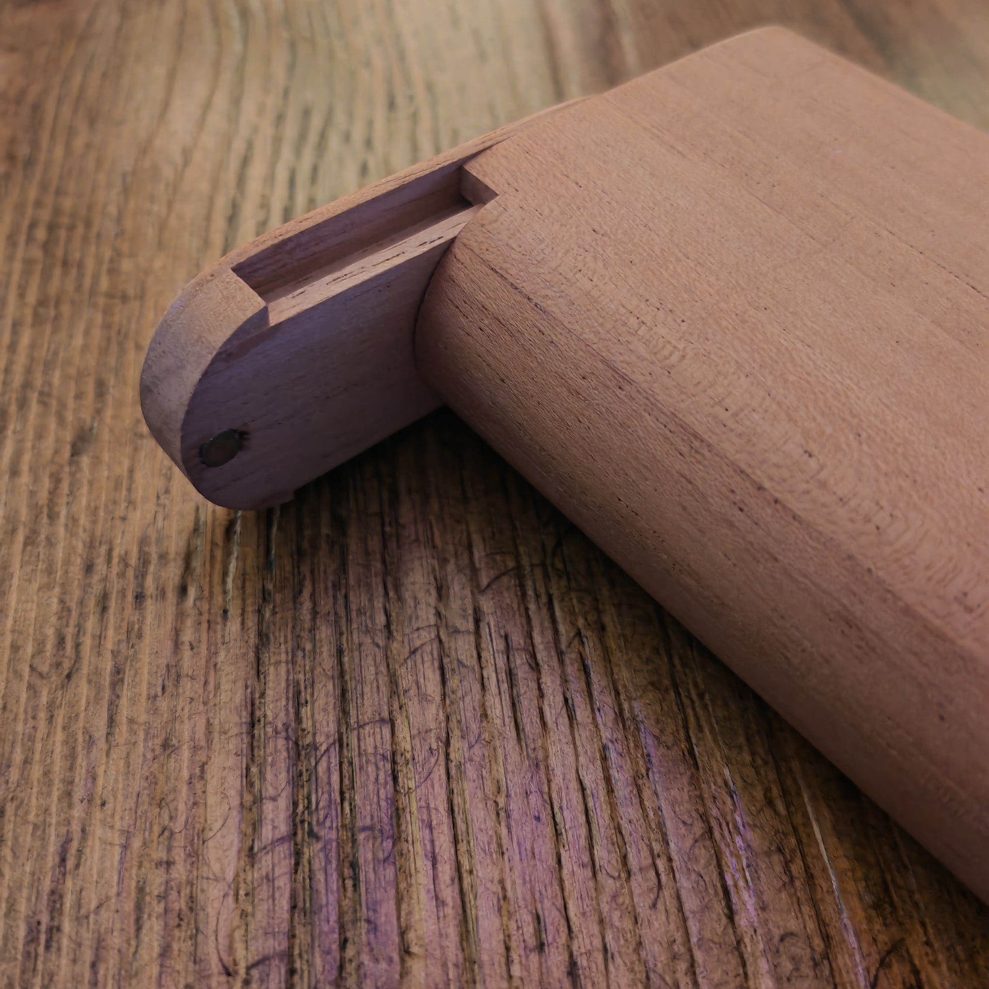 Magnetic lock mechanism on cigar case